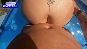 una coppia italiana scopa in piscina con il rischio di essere visti dai vicini