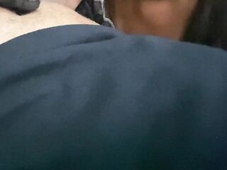 me ve masturbando y me ayuda con su culo enorme
