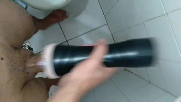 Gozando e mijando numa punheta gostosa com brinquedo