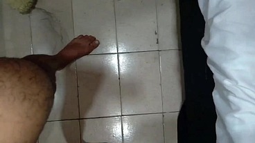 Gozando e mijando numa punheta gostosa com brinquedo
