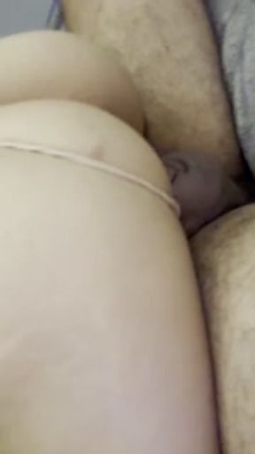 Conejita caliente me da unas chupadas de verga y me la termino cojiendo