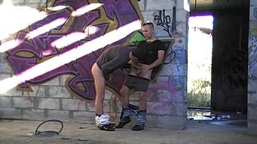 Two sexy french twink fuck in exhib otudoor