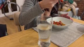 Cena amamantando a mi novio - Dine & breastfeed