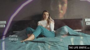 ”Juicy chick Mirabella is rubbing twat while wearing VR headset”