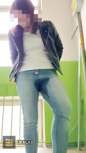 Lika Lax peed in jeans and in the urine masturbating in the entrance