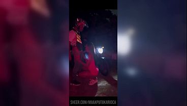 Passageira acabou pagando a corrida o ao motoboy, mas de outra forma levando pica e muito leite no rabo e na buceta e no p&ecirc_lo.