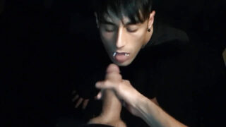 Amatør teenagere giver sjuskede blowjobs til store pikke og får derefter hård anal i POV