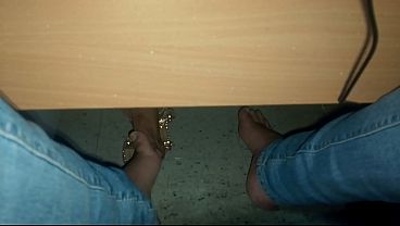 Mi amiga le encanta jugar con mis pies