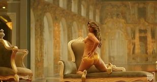 Hot Indian model Akansha Puri seduces in revealing bikini dance