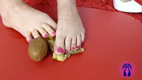 Frutta fresca su piedi nudi