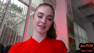 Hazel Moore quica em um pau grosso em uma cena quente de sexo anal em primeira pessoa