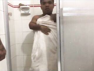 le quito la calentura a mi hermanastro con una buena mamada de verga luego me lo follo