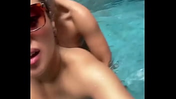 Namorada cavala sentou em mim com cintaralho na piscina