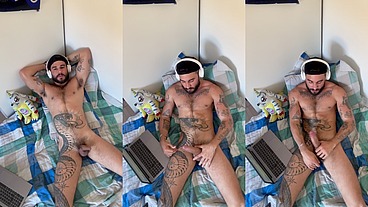 Puto tatuado tocando punheta