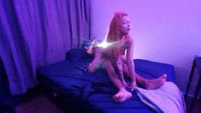 ruivinha sentando e rebolando na pica com o cu e a bucetinha rosa