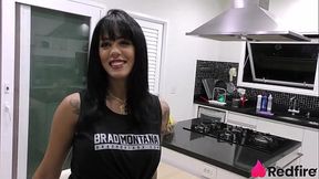 Shay seduziu entregador bem dotado e fez anal no pelo