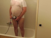 Behaarter Pasci unter der Dusche