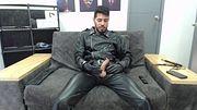 latino en cuero hace gran corrida en sus pantalones