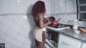 meu marido nao resistiu me ver cozinhado de vestido colado, e me arrastou pro quarto e me fudeu gostoso.