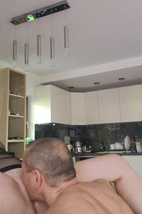 Robiłam śniadanie w sexy bieliźnie a on dorwał mnie i zerrżął na stole