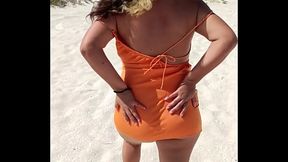 Mexicana puta exhibe sus tetas y culo y es manoseada en playa p&uacute_blica en mexico