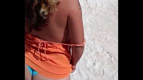 Mexicana puta exhibe sus tetas y culo y es manoseada en playa p&uacute_blica en mexico