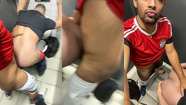 Novinho da favela fudendo no banheiro, a gay levando rola e gemendo de tesão.