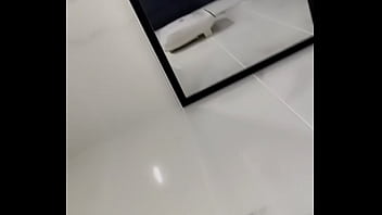 Nue dans le miroir