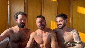 dando meu cuzinho para dois dotados gostosos