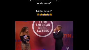 Anitta sendo Anitta  kkkkk