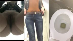 девушка писает в общественных туалетах, показывает грязные трусики и слизь во время овуляции. мокрая писька!