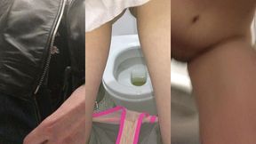 девушка писает в общественных туалетах, показывает грязные трусики и слизь во время овуляции. мокрая писька!