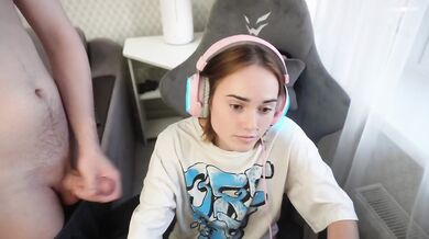 Gamer girl deepthroats hard on gaming chair while gameplay gets ruined