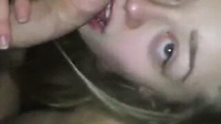 Una sfacciata ragazza americana prende il cazzo dal culo alla bocca