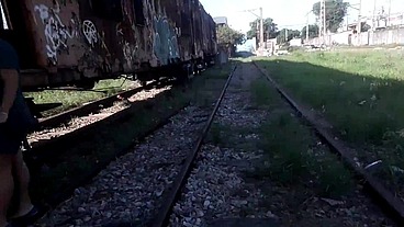 Encontramos um vagão de trem abandonado e resolvemos entrar pra fuder lá dentro com quem passava do lado de fora