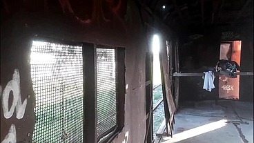 Encontramos um vagão de trem abandonado e resolvemos entrar pra fuder lá dentro com quem passava do lado de fora