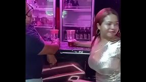 !Ando de pary y cachonda se me acerca este bombo y me folla en el ba&ntilde_o de hombres casi nos cachan&iexcl_&iexcl_
