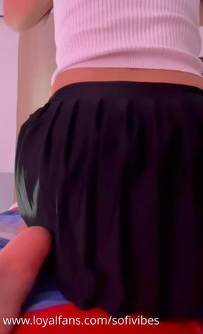 Chica latina jugando con su cuerpo