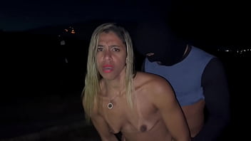 CASADA DANDO PRA UM MORENO SUPER DOTADO NO MEIO DA ESTRADA ESCURA