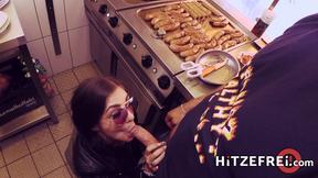 ”Influencer Babe rates Jürgen's Frankfurter 8/10”