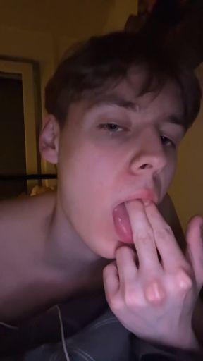 Young twink gets a sloppy oral