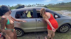 paramos o carro e comecamos a fuder no meio da rua.