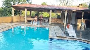 patroa chega no seu estabelecimento enquanto o negao come a safada encima da mesa de sinuca