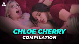 Un tip fute în cur adolescentele blonde lesbiene de la facultate Abella Danger, Lily Rader, Chloe Cherry și Kristen Scott într-un trio