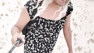 linda shemale en minivestido y sandalias camina en publico muy caliente