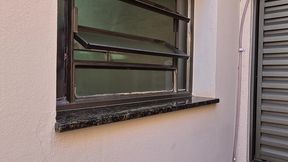 enteado espiando a madrasta pelo vitro do banheiro, a gostosa estava peladinha gemendo alto brincando com um consolo grudado na parede