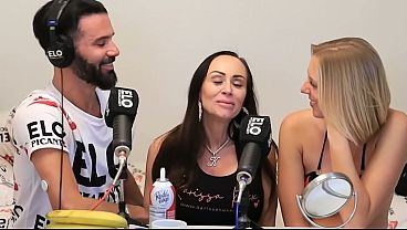 La rubia y la morocha se comen la banana con cremita!