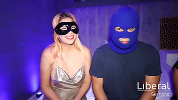 Pareja swinger hace tr&iacute_o con chica unicornio, esposo suertudo