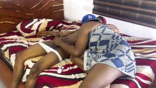 Irklararası oral seks, siyah, korunmasız seks, yaşlı ve genç, baba – amatör genç Hintli erkeklerin anal yoldan ilişkiye girmesi