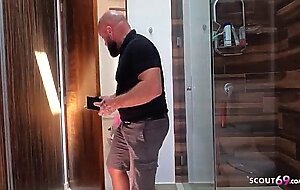 Beim wichsen erwischt - deutsche bimbo barbie hilft ihm mit anal sex